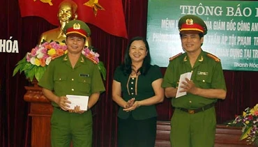 Lãnh đạo TP Thanh Hóa trao thưởng cho ban chuyên án.