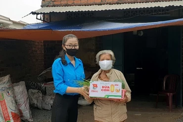 Trao tặng “Bữa cơm 0 đồng” giúp người nghèo.