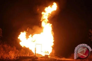 Ngọn lửa bùng phát từ giếng dầu vẫn chưa được khống chế. (Ảnh: Antara) 