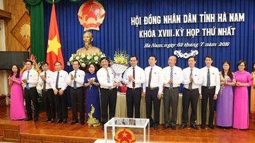 Ra mắt các chức danh chủ chốt HĐND tỉnh Hà Nam khóa XVIII.