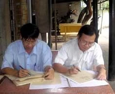 Nhà thơ Trương Nam Hương (trái)
và nhà văn Nguyễn Nhật Anh
đang viết thơ trên giấy dó.