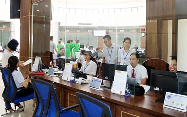 Cán bộ Trung tâm phục vụ hành chính công tỉnh Hưng Yên hướng dẫn người dân, doanh nghiệp làm thủ tục hành chính.