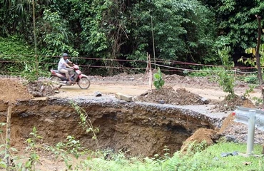 Sạt lở đường trên địa bàn xã Thượng Lâm, huyện Lâm Bình (Tuyên Quang).