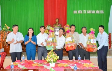  Tặng quà người có uy tín trong cộng đồng người Chăm theo đạo Hồi giáo (Bàni), xã Phan Hòa, huyện Bắc Bình (Bình Thuận).