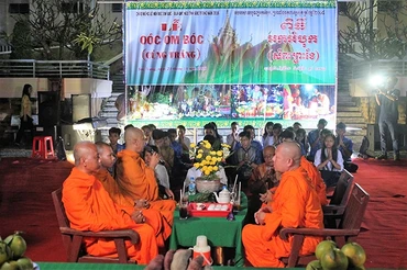 Các vị sư đọc kinh phật trong lễ cúng Trăng.