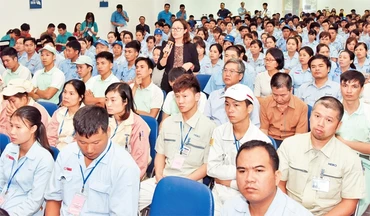Đại diện công nhân, lao động phát biểu ý kiến tại buổi đối thoại. Ảnh: ĐĂNG ANH