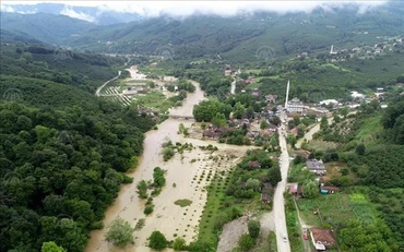 Mưa lớn xuất hiện tại tỉnh Duzce, Thổ Nhĩ Kỳ, vào đêm 17-7, kéo theo lũ quét và sạt lở. (Ảnh: Anadolu)