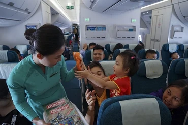Những món quà được trao gửi thay cho lời chúc và cảm ơn của Vietnam Airlines dành cho các hành khách “nhí” đã đồng hành cùng Hãng trong thời gian qua.