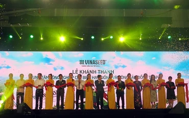 Nghi thức cắt băng khánh thành và đưa vào hoạt động Trung tâm.