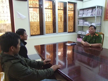 Đại tá Triệu Văn Điện (bên phải) ngoài dùng trí còn lấy nhân tâm thu phục lòng người. Ảnh Tư liệu Công an Lạng Sơn.