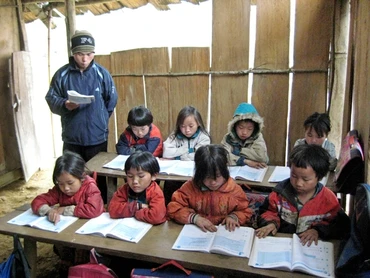 Học sinh điểm trường lẻ bản Háng Đồng C, Trường tiểu học Háng Đồng, huyện Bắc Yên.