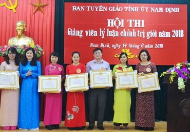 Ban Tổ chức hội thi trao giải cho các thí sinh.