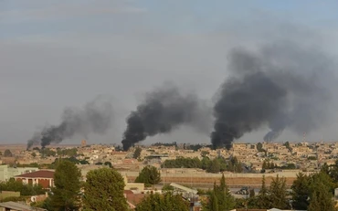 Thị trấn biên giới Ras al-Ain của Syria nhìn từ thị trấn Ceylanpinar, tỉnh Sanliurfa, Thổ Nhĩ Kỳ, ngày 9-10-2019. (Ảnh: Reuters)