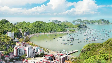 Đảo Cát Bà là một trong những điểm hấp dẫn khách du lịch khi đến Hải Phòng. Ảnh Báo Hải Phòng