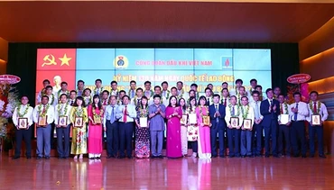 Các đại biểu, tập thể và cá nhân tiêu biểu tại buổi lễ.