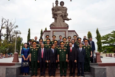 Các đại biểu chụp ảnh lưu niệm trước Đài tưởng niệm Liệt sĩ Campuchia – Việt Nam tỉnh Kampot.