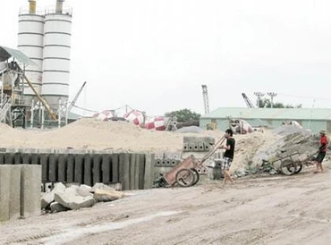 Khu vực nhà xưởng của Công ty cổ phần thương mại nam Thăng Long nằm trên hành lang thoát lũ của sông Hồng.
