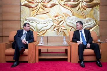 Ông Đôn Tuấn Phong (phải) tiếp ông Fernando González Llort.