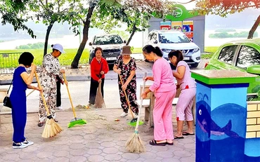 Cán bộ, hội viên phụ nữ quận Ðống Ða tổng vệ sinh môi trường.