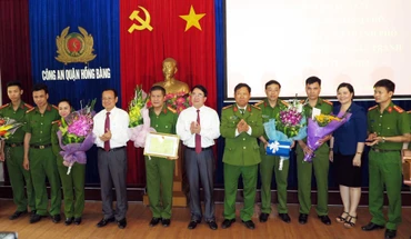 Phó Chủ tịch UBND TP Hải Phòng tặng Bằng khen và thưởng “nóng” cho ban chuyên án.