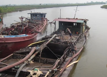 Tàu cát len lỏi trên các tuyến sông ở Hải Dương