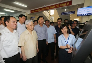 Tổng Bí thư Nguyễn Phú Trọng thăm Trung tâm hành chính công TP Uông Bí. 