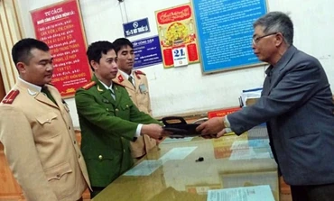 Cảnh sát giao thông trả lại tài sản 30 triệu đồng cho người dân đánh rơi