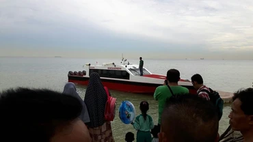 Lực lượng cứu hộ tiếp tục tìm kiếm những người còn mất tích trong vụ tai nạn. (Ảnh: Jakartar Post)