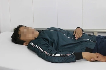Em Nguyễn Hữu T., nạn nhân bị hơn 20 bạn học đánh hội đồng tiếp tục nhập viện điều trị vì đau đầu.
