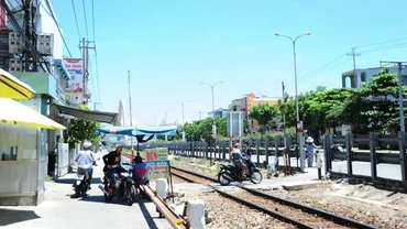 Nhiều đường ngang dân sinh tiềm ẩn nhiều rủi ro tai nạn đường sắt sẽ đóng cửa khi dự án hoàn thành, ảnh chụp trưa 4-8.
