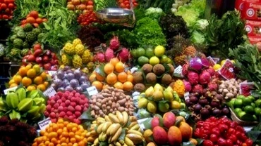 Các loại hoa quả nhập ngoại được bày bán chung với hoa quả trồng trong nước khiến người tiêu dùng rất khó phân biệt.
