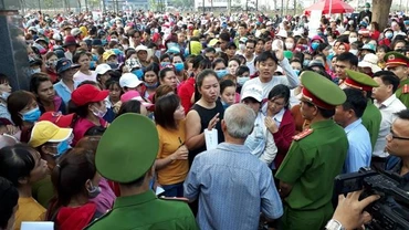 Đại diện tổ công tác của UBND tỉnh Đồng Nai thông báo cho công nhân Công ty TNHH KL Texwell Vina.