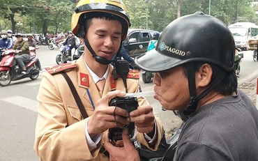  CSGT Hà Nội kiểm tra nồng độ cồn đối với điều khiển xe máy.