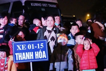 Các gia đình công nhân lao động xếp hàng chuẩn bị khởi hành về quê ăn Tết trên các chuyến xe ô-tô miễn phí do LĐLĐ TP Hà Nội tổ chức.