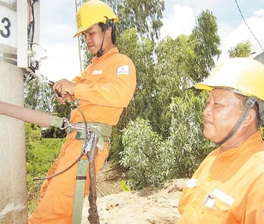 Nhân viên điện lực kiểm tra tình trạng thất thoát điện năng.
