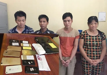 Các đối tượng cùng tang vật vụ án.