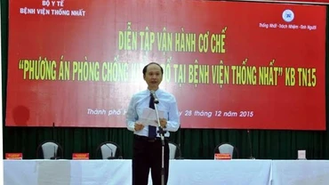 Thứ trưởng Bộ Y tế phát lệnh cuộc diễn tập.