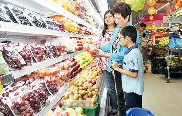Người tiêu dùng chọn mua trái cây tại Siêu thị Co.op Mart.