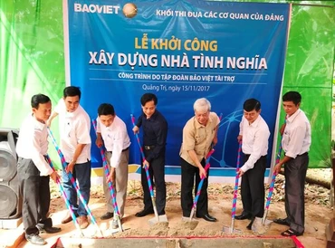 Khởi công xây nhà tình nghĩa cho bà Trần Thị Hiện, con liệt sĩ, ở thôn Nhất Hòa, xã Gio Hòa, huyện Gio Linh (Quảng Trị).