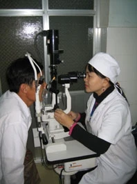 Khám mắt bằng thiết bị hiện
đại tại khoa Mắt của bệnh viện.
