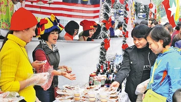 Món ăn Việt luôn chinh phục được khách nước ngoài. Ảnh: NAM ANH