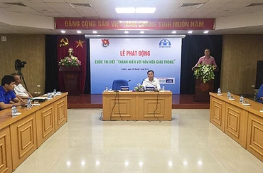 Các đồng chí Nguyễn Phi Long (áo trắng) và Khuất Việt Hùng (áo tối màu) tại Lễ phát động Cuộc thi.