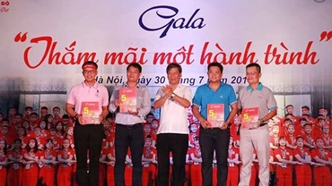 Anh Chinoros Benjachavakkul (ngoài cùng, bên trái) trong một hoạt động tuyên truyền về hiến máu. 