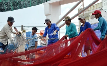 Ngư dân chuẩn bị ra khơi. Ảnh: Văn Khê