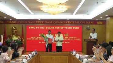 Đồng chí Y Thanh Hà Niê Kđăm - Ủy viên dự khuyết Ban Chấp hành Trung ương Đảng, Bí thư Đảng ủy Khối trao Quyết định và chúc mừng đồng chí Phan Công Nam.