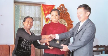 Tại UBND thị trấn Hương Sơn (Phú Bình, Thái Nguyên), bà Dương Thị Mai (người mặc áo đen) trao số tiền cho người bị mất.