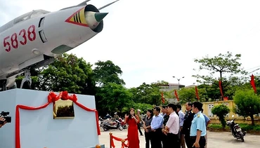  Thuyết minh viên của Bảo tàng tỉnh Hà Nam thuyết minh với khán giả về máy bay MIC- 21; SU 22...