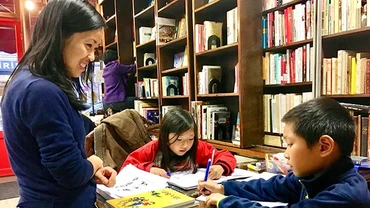 Giờ học tiếng Việt với cô Liên Hương.