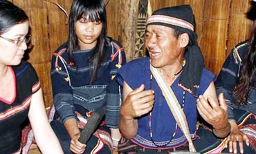 Già làng kể Khan sử thi cho dân làng nghe.