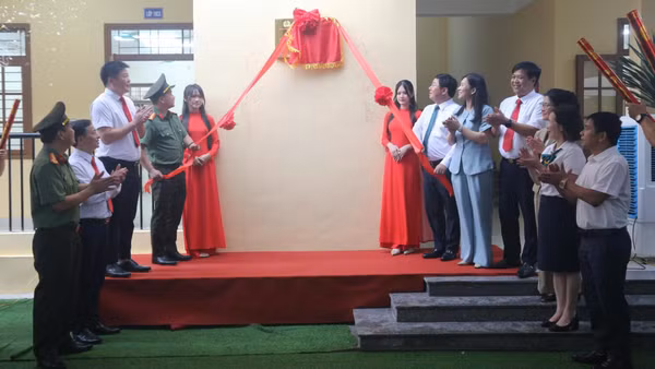 Các đại biểu tham dự nghi thức kéo băng khánh thành công trình. (Ảnh: Hoàng Tùng)